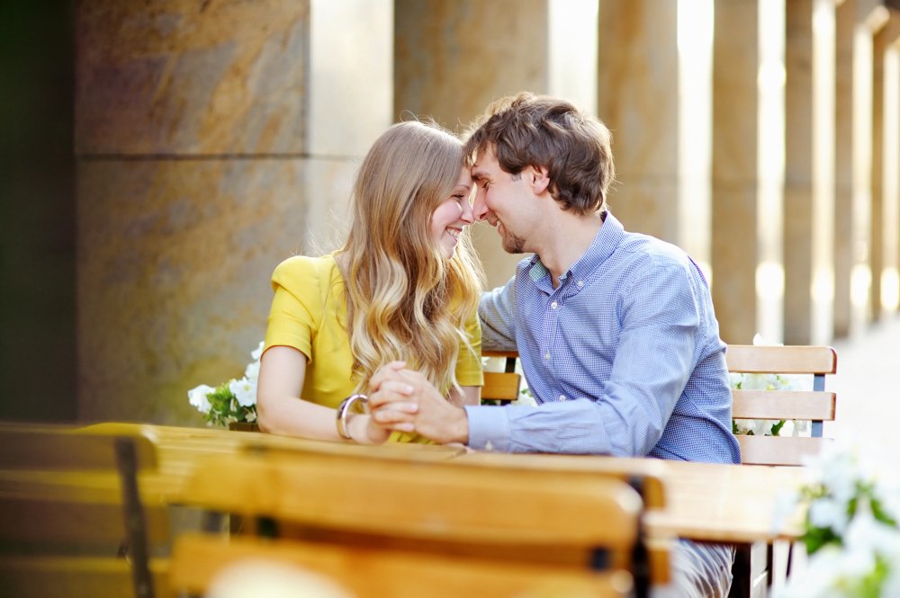 Un couple échange autour d’un café