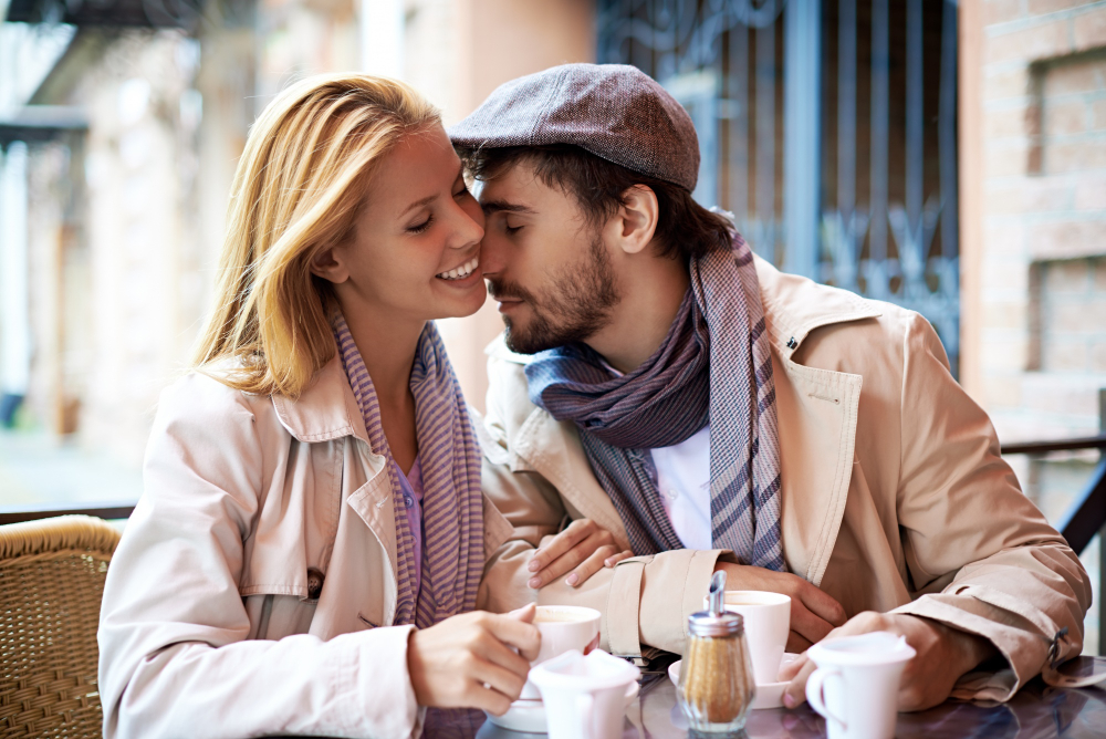 Un couple partage une pause en terrasse