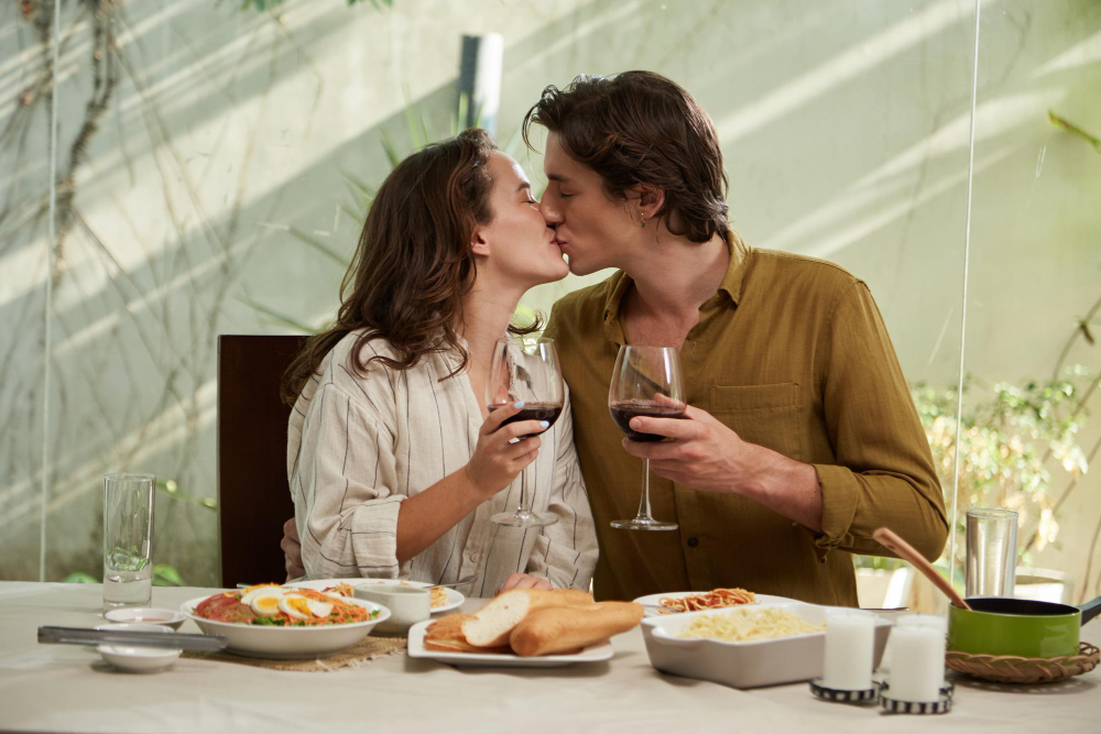 Un couple partage un repas et un moment complice