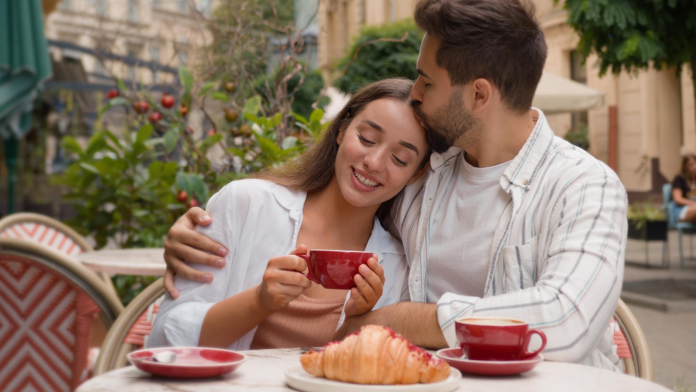 Deux personnes prennent le temps de partager un petit-déjeuner