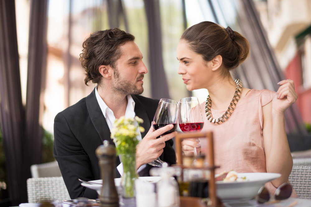 Deux personnes partagent une conversation au restaurant