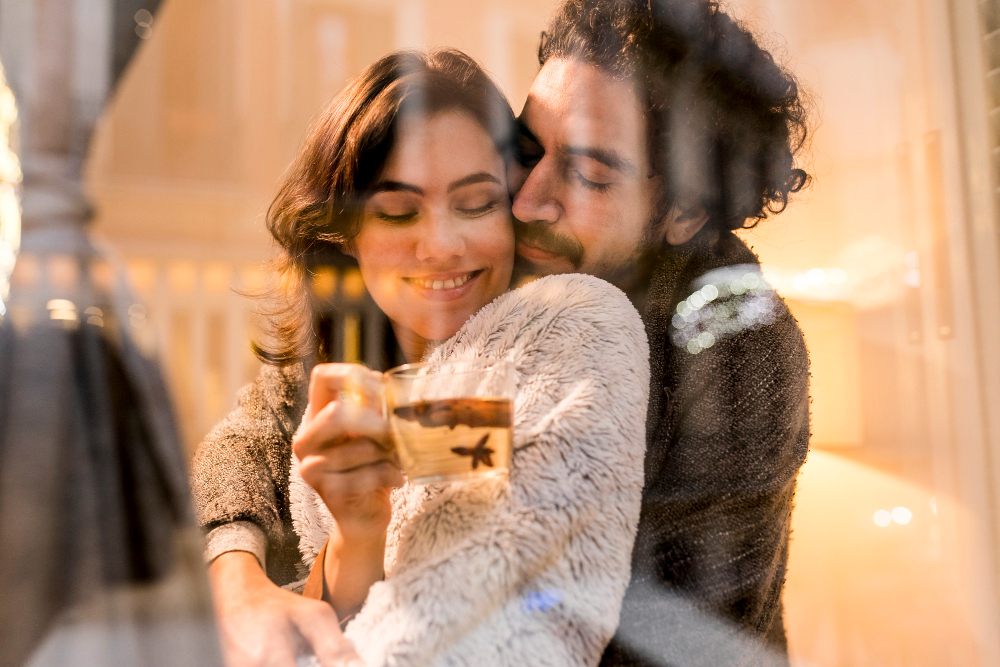 Un couple partage un moment tendre autour d’une tasse de café